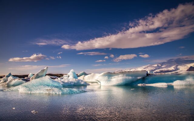 Arctic Ocean Wallpapers With Stunning Icebergs And Clear Blue Sky Landscape