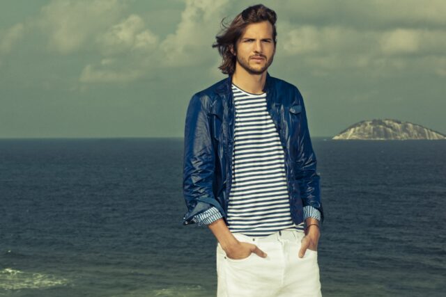 Ashton Kutcher Casual Style By The Ocean Perfect Wallpapers Collection