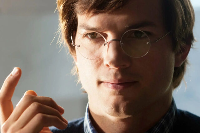 Ashton Kutcher Close Up Wearing Round Glasses Wallpaper