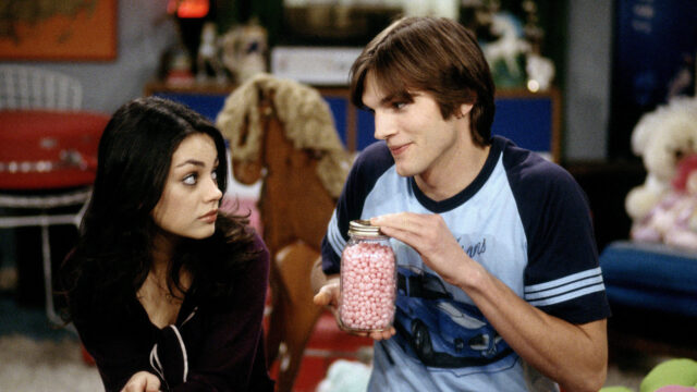 Ashton Kutcher Charming Scene With Mila Kunis In That 70s Show Ashton Kutcher Wallpapers