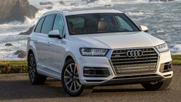 A white Audi Q7 is parked by the seaside with waves crashing in the background, HD Desktop Wallpaper