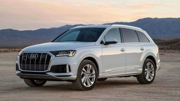 A white Audi Q7 is parked on dry land with mountains in the background during sunset, HD Desktop Wallpaper