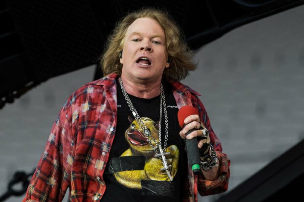 Axl Rose is performing live wearing a red flannel and graphic t shirt, 2K Desktop Wallpaper