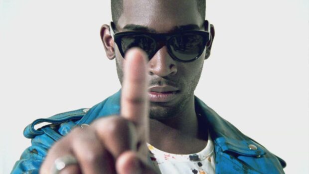 A close up of Big Sean wearing sunglasses and a blue jacket pointing a finger toward the camera, HD Desktop Wallpaper