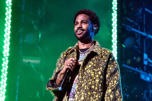 Big Sean is smiling while performing on stage with a microphone, HD Desktop Wallpaper