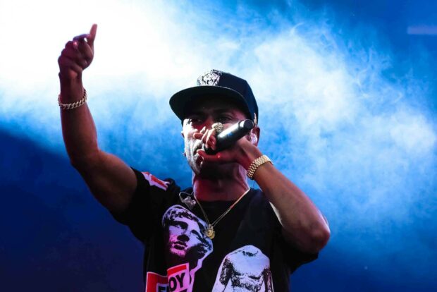 Big Sean is singing passionately into the microphone during a concert, 2K Desktop Wallpaper