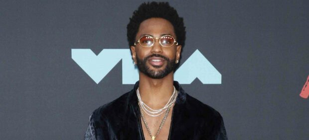 Big Sean is wearing glasses and layered necklaces at an event, 2K Desktop Wallpaper