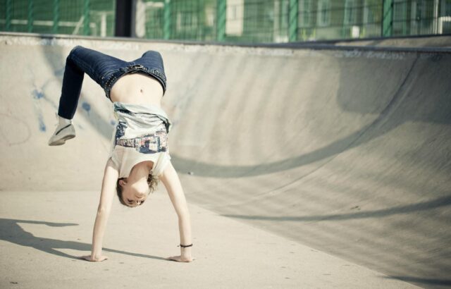 Breakdancing In Motion Urban Style Wallpaper