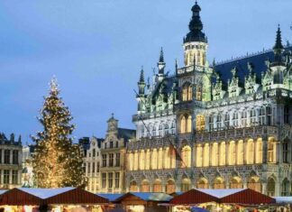 The Brussels Christmas market glows with festive lights in front of historic buildings, HD Desktop Wallpaper