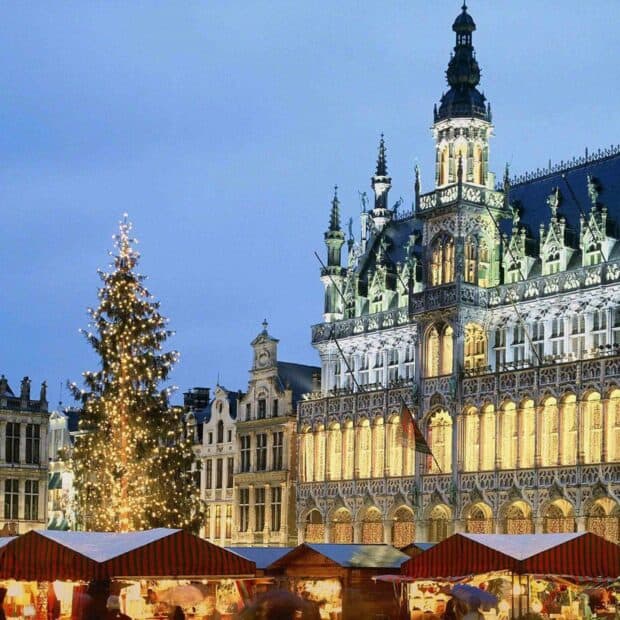 The Brussels Christmas market glows with lights near historic buildings in the evening, HD Desktop Wallpaper