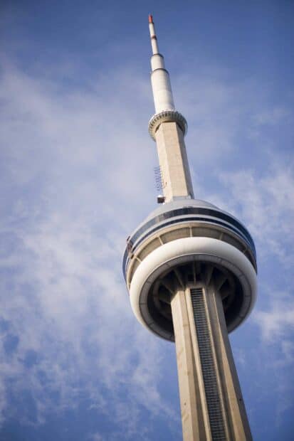 The CN Tower in Canada stands tall with a clear blue sky in the background, HD Phone Wallpaper