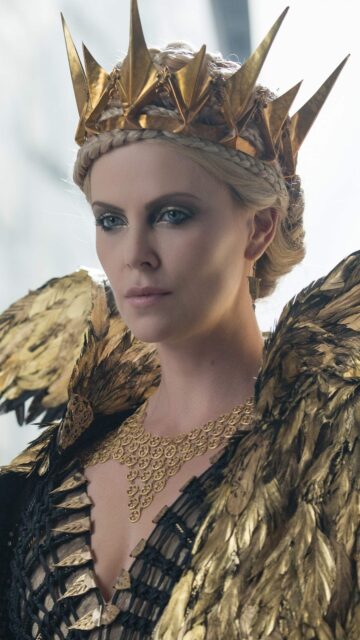 Charlize Theron As Queen Ravenna In Stunning Golden Outfit Wallpaper