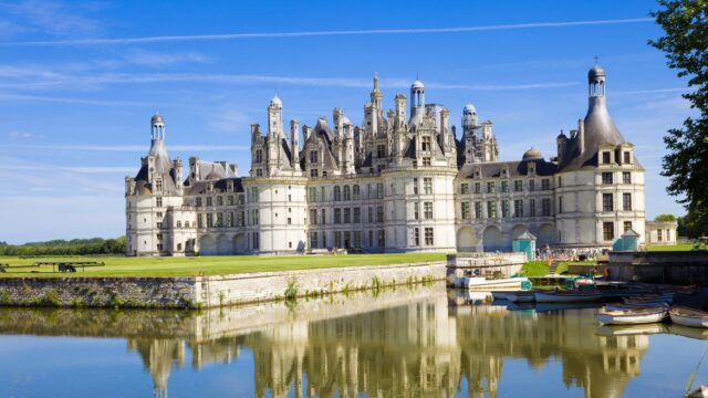 Chateau De Chambord Castle With Reflection In Water Stunning Wallpaper Background