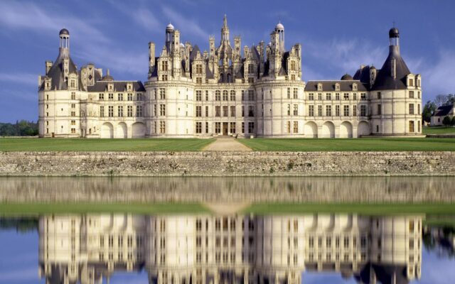 Chateau De Chambord Reflection In Water Stunning Castle Wallpaper View
