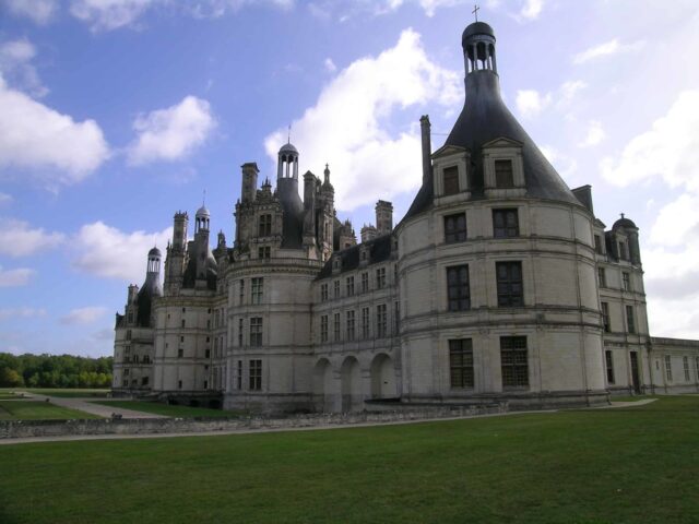 Chateau De Chambord Stunning Architecture And Scenic Green Lawns Wallpaper