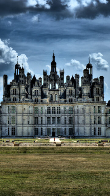 Chateau De Chambord Stunning Castle Exterior With Dramatic Cloudy Sky Wallpaper