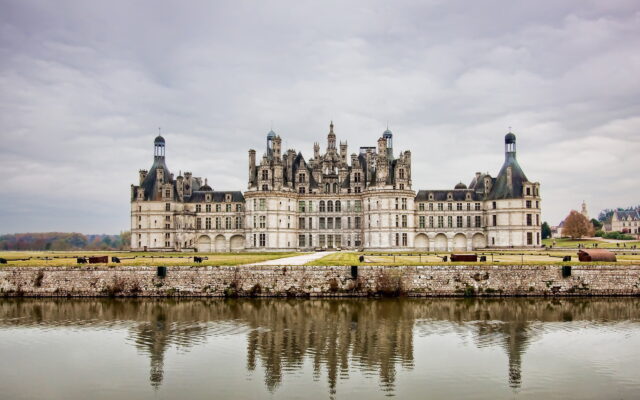 Chateau De Chambord Stunning Reflection Wallpaper With Historic Castle And Serene Water View