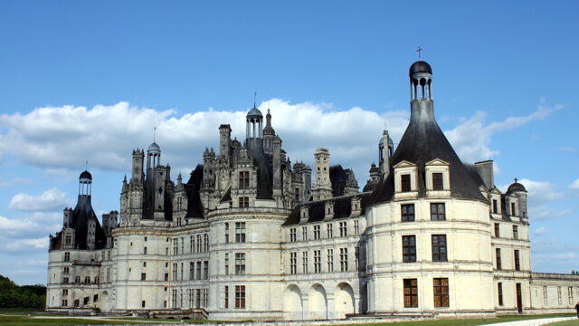 Chateau De Chambord Stunning Renaissance Castle Wallpaper With Blue Sky Background (1)