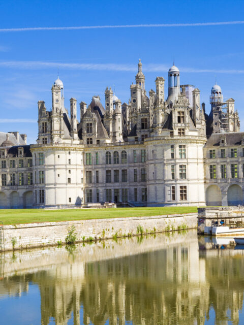 Chateau De Chambord Beautiful Reflection Wallpaper In Clear Blue Sky