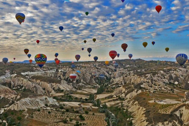 Hot air balloons float across Cappadocia valleys during sunrise, HD Desktop Wallpaper