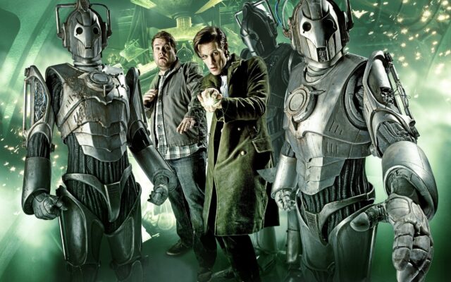 The Doctor played by Matt Smith is aiming his sonic screwdriver at the Cybermen, 2K Desktop Wallpaper