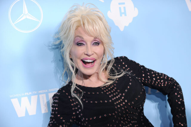 Dolly Parton Smiling At Media Event Wallpaper