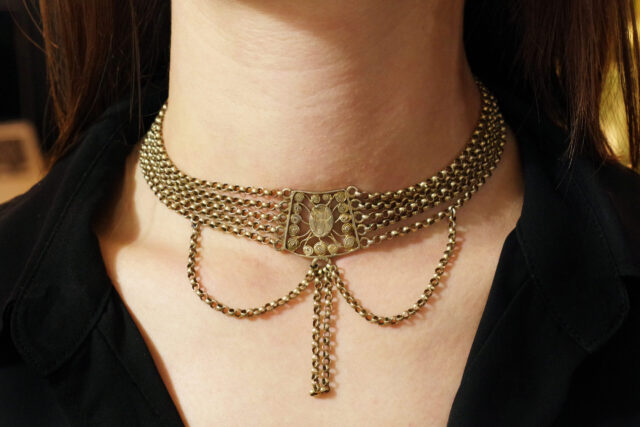 Elegant Vintage Gold Chain Choker Necklace Close Up for Choker Wallpapers
