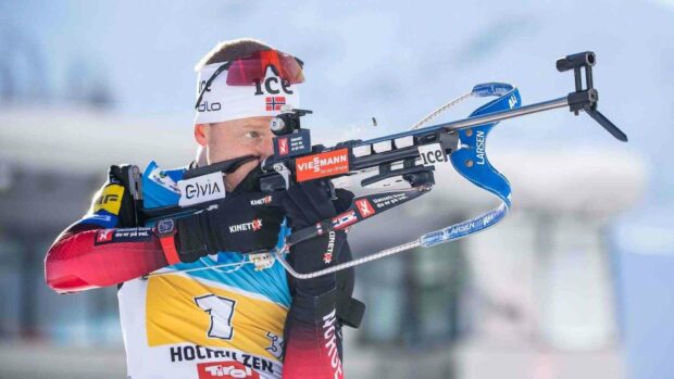 Johannes Thingnes is aiming his rifle during a biathlon event, HD Desktop Wallpaper