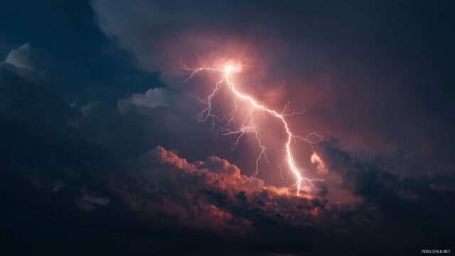Free Lightning HD Wallpaper For Windows, A Close Up View Of A Powerful Lightning Bolt Cutting Through The Night Sky With Vibrant Contrasts