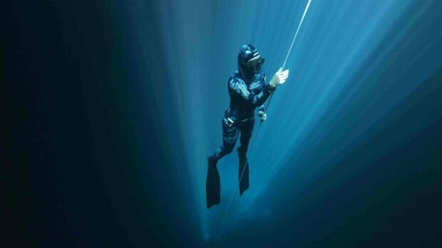 A freediver descends into the deep blue ocean while holding a guide rope, Freediving Wallpapers, HD Desktop Wallpaper