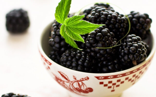 Fresh Blackberries In Decorative Bowl With Green Leaf Blackberry Wallpapers Background