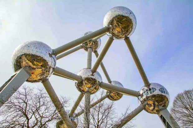 The Brussels atomium structure shines brightly under a clear sky, HD Desktop Wallpaper