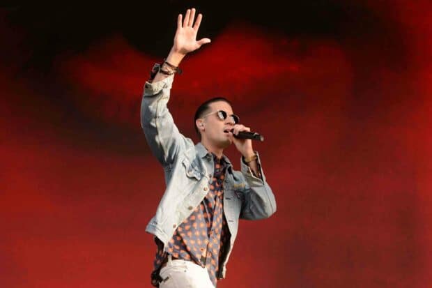 G Eazy performing with a microphone against a red background, 2K Desktop Wallpaper