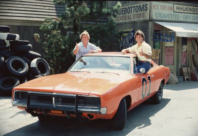 General Lee Car Wallpaper with Two Men Showing Thumbs Up in Front of Store