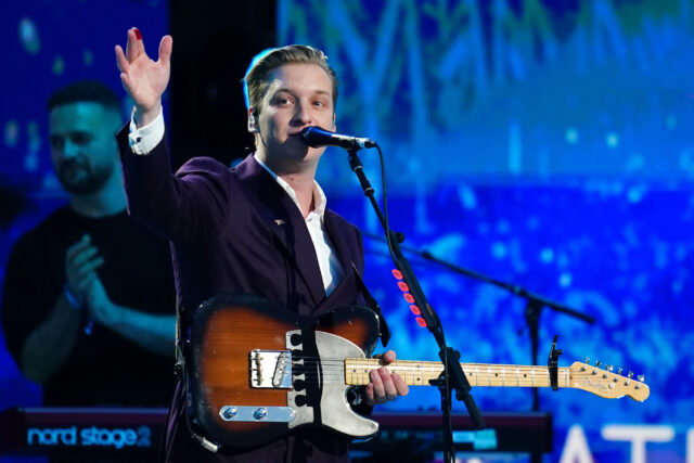 George Ezra singing and playing guitar live performance wallpaper