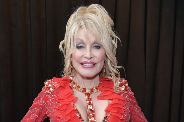 Glamorous Dolly Parton In Red Dress Wallpaper
