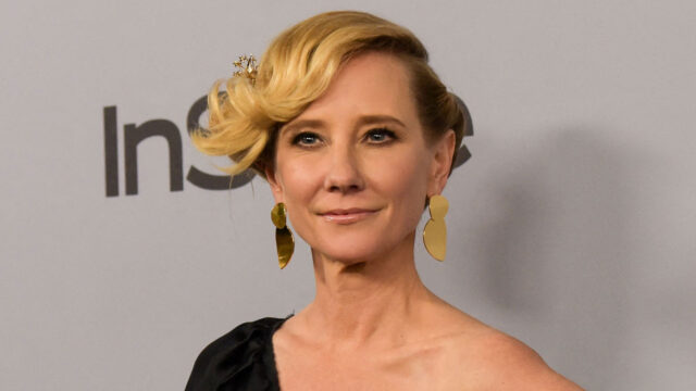 Glamorous Portrait Of Anne Heche In Elegant Outfit For Wallpaper