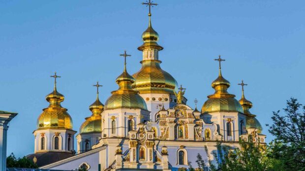 The golden domes of a Ukrainian church shine brightly under a clear blue sky, HD Desktop Wallpaper