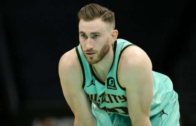 Gordon Hayward focused in teal Memphis Grizzlies jersey NBA action wallpaper