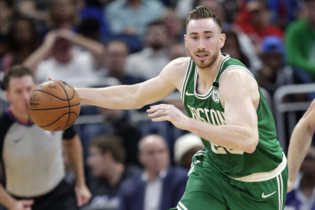 Gordon Hayward in Action Passing Basketball Boston Celtics Wallpaper