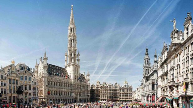 The Grand Place in Brussels is filled with historic buildings and a lively crowd under a clear sky, HD Desktop Wallpaper