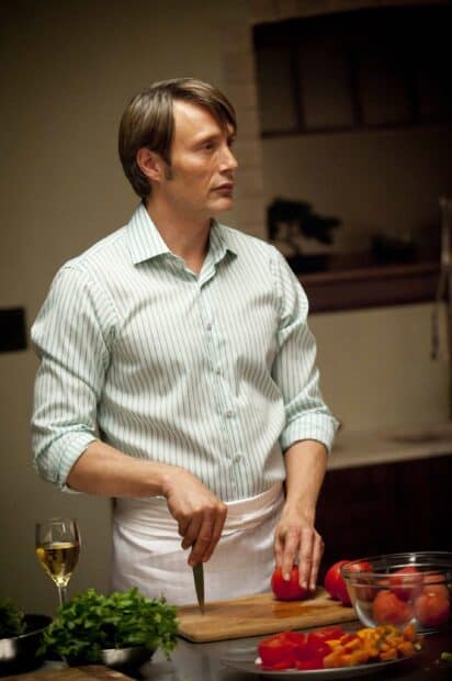 Hannibal Mads Mikkelsen is slicing tomatoes in a kitchen setting, 2K Mobile Wallpaper