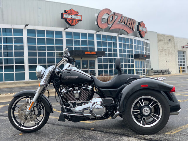 Harley Davidson Freewheeler In Front Of Dealership Building Background