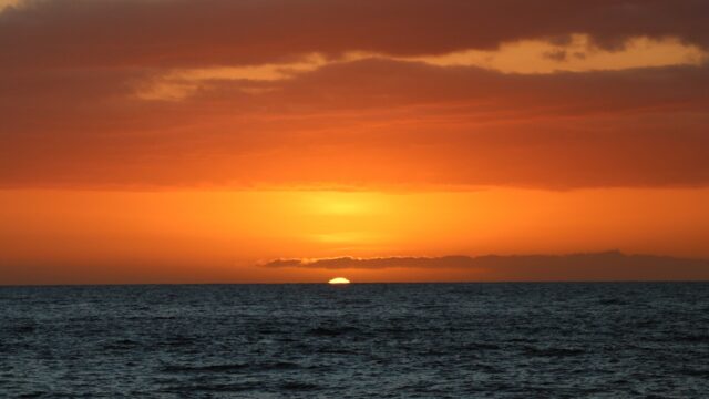 Hawaiian Sunset Over Ocean Horizon Wallpaper