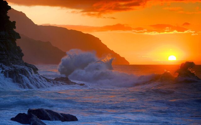 Hawaiian Sunset Serenity Over Ocean Waves Wallpaper