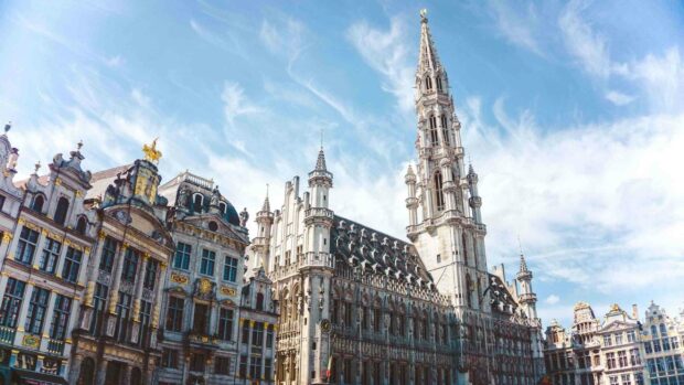The Brussels cityscape features historic buildings under a clear blue sky, 2K Desktop Wallpaper