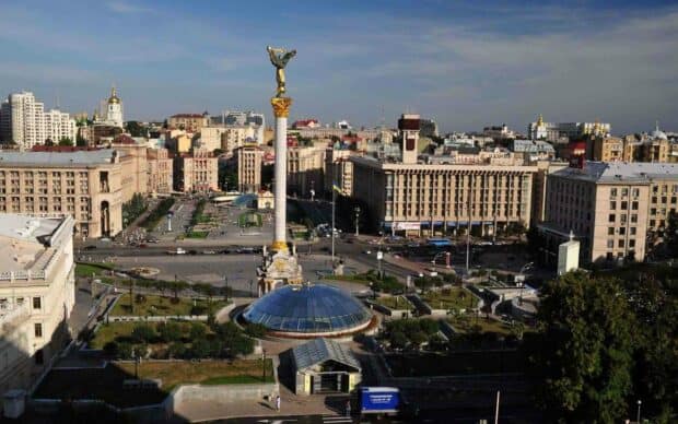 Independence Square in Kyiv features a tall monument surrounded by historic buildings and greenery, HD Desktop Wallpaper PC Wallpaper