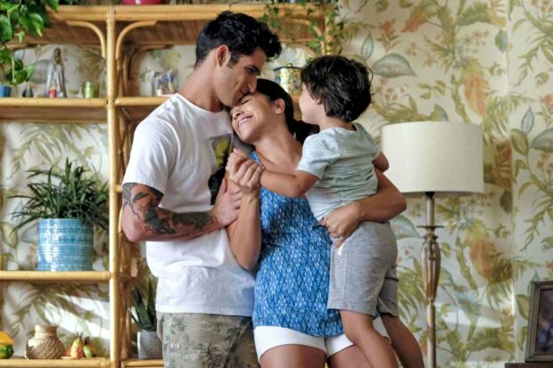 A loving family shares a tender moment in a cozy home scene from Jane The Virgin, HD Desktop Wallpaper