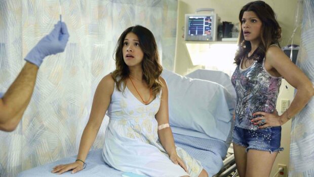 Jane looks surprised as a doctor holds a medical tool, Jane The Virgin Wallpapers, 2K Desktop Wallpaper