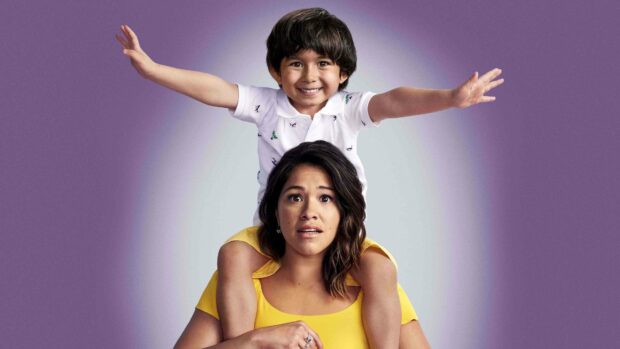 A woman in a yellow dress carries a smiling child on her shoulders with a purple background, 4K Desktop Wallpaper